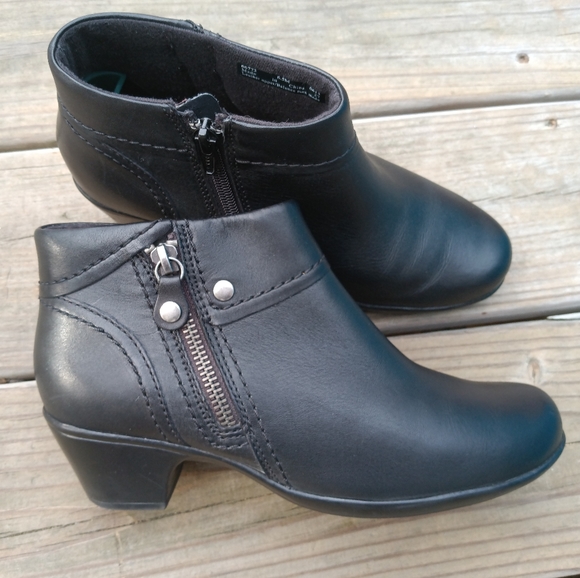 Clarks | Black Leather Ankle Booties Side Zip W/ Studs Women's Size 6.5 - Picture 1 of 15